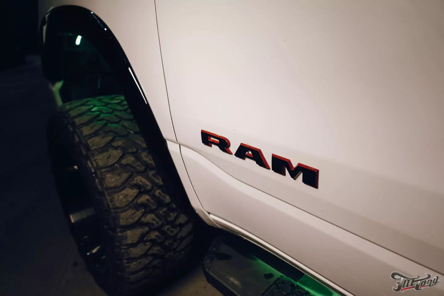 Подсветка арок и порогов в стиле американских автомобилей для RAM 1500 Laramie! +Шумоизоляция арок и окрас деталей экстерьера